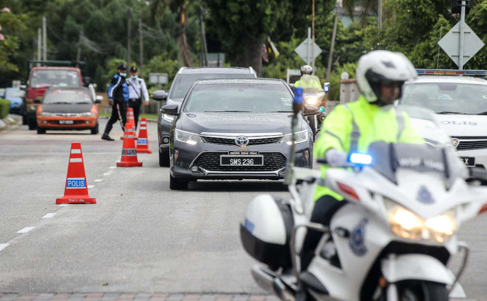 Outgoing Perak Mentri Besar Datuk Seri Ahmad Faizal Azumu arrives at Istana Kinta in Ipoh December 4, 2020. — Picture by Farhan Najib