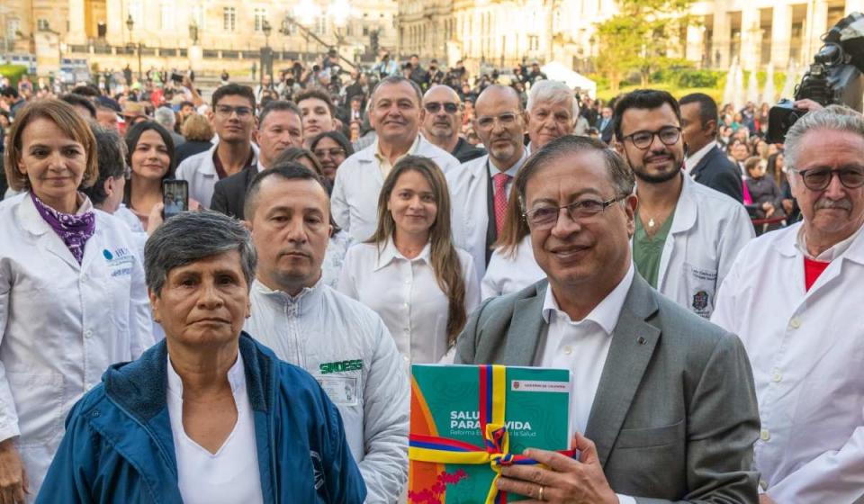 El presidente Gustavo Petro entregó el documento de reforma a la salud en Colombia. Imagen: tomada de @infopresidenica, en Twitter