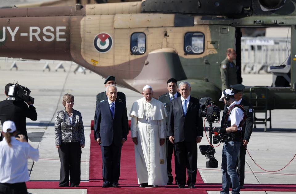 Peres and Netanyahu stand with Francis at Ben Gurion airport