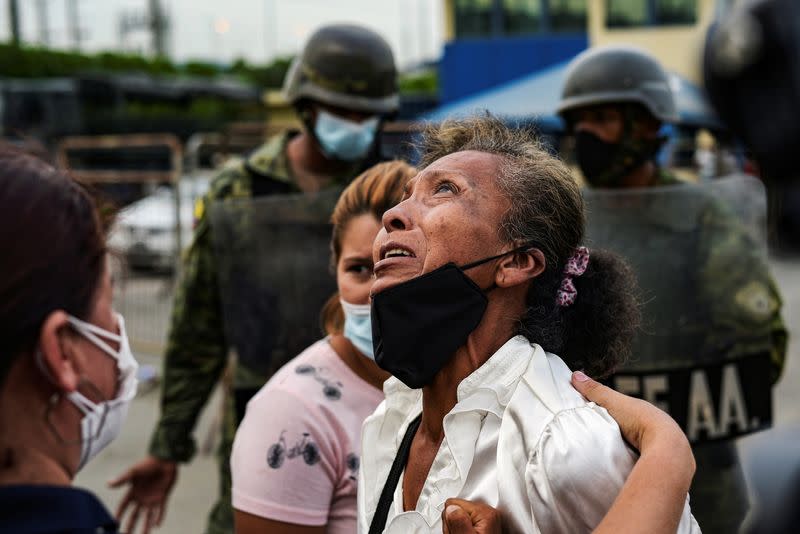 Una mujer reacciona a fuera de una prisión donde reclusos fueron asesinados durante un motín que el gobierno calificó como una acción concertada de organizaciones criminales, en Guayaquil, Ecuador.