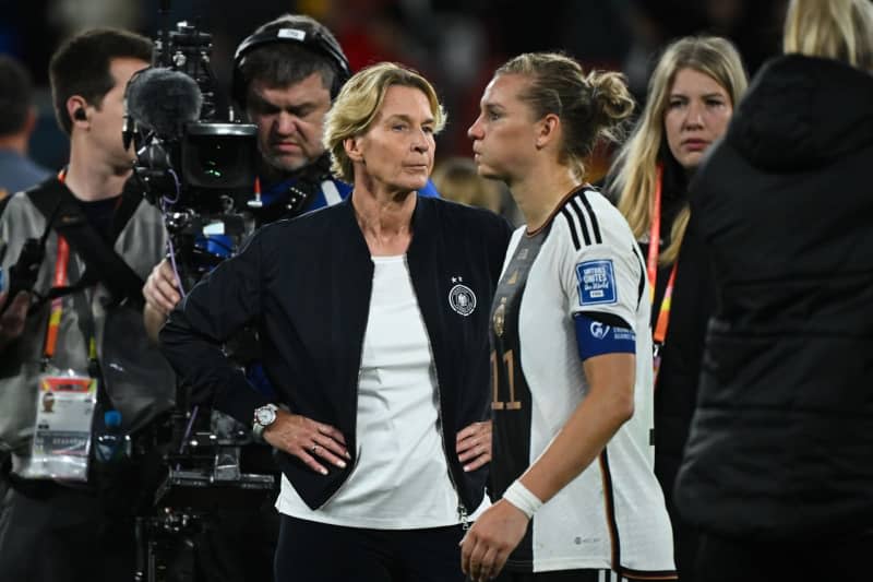 Martina Voss-Tecklenburg, then national coach of the German women's national soccer team, and Germany's Alexandra Popp (R) pictured after the FIFA world cup soccer match between South Korea and Germany. Five months after the shocking group stage exit at the women's World Cup last year, Germany captain Popp criticized the behaviour of Voss-Tecklenburg. Sebastian Christoph Gollnow/dpa