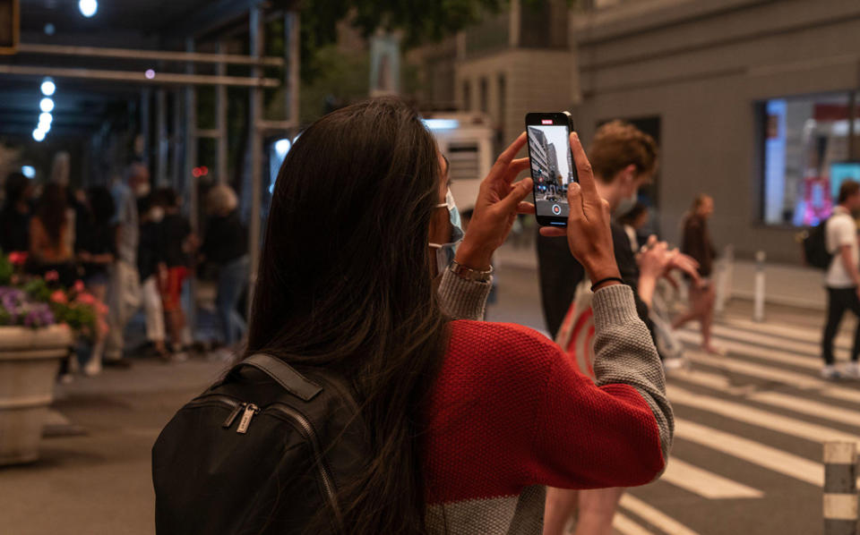 Una mujer tomando una foto en Nueva York