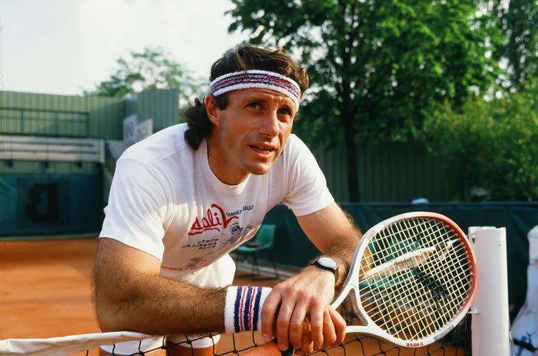 Guillermo Vilas y un momento de descanso en el Lawn Tennis, año 1977