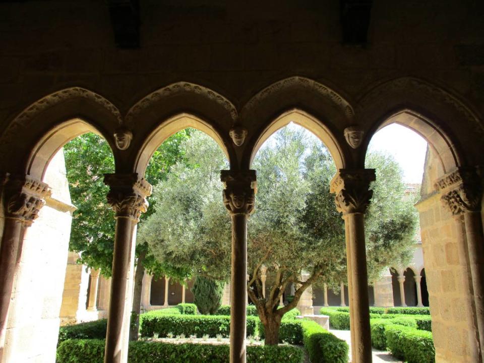 Las columnas geminadas del claustro de Santa María la Real de Nieva.