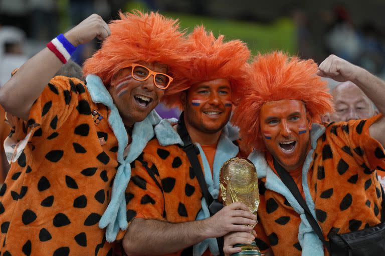 Los hinchas de Países Bajos sufrieron, pero festejaron la victoria de su equipo contra Senegal
