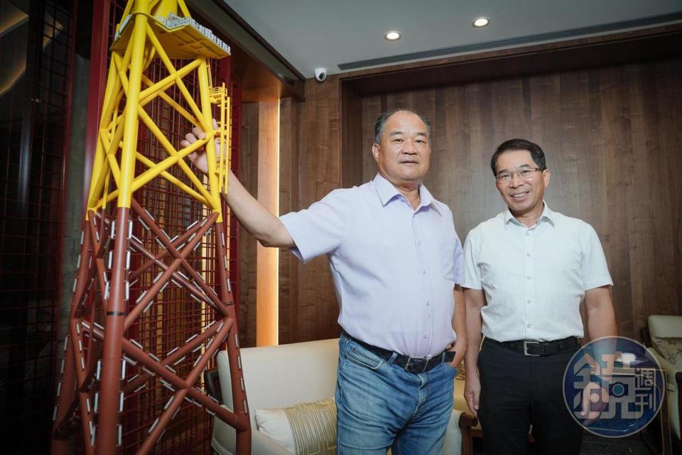 世紀鋼董事長賴文祥（左）出資3億元入主世紀錄能工商，攜手校長陳崑玉（右）希望能陪育台灣綠能人才。