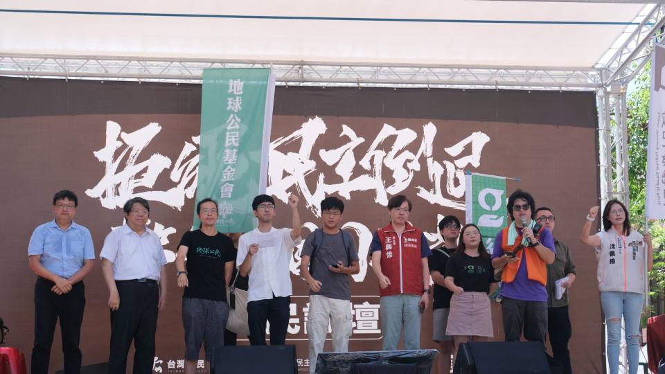 六大公民論壇的代表齊聚濟南路舞台，宣示公民團體將齊心協力，對抗一切危害台灣民主的行為。（經民連提供）