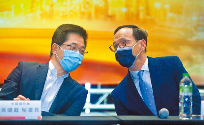 國民黨祕書長黃健庭（左）表示，主席朱立倫（右）對2024無私心，侯友宜若想選會幫助他。（本報資料照片）