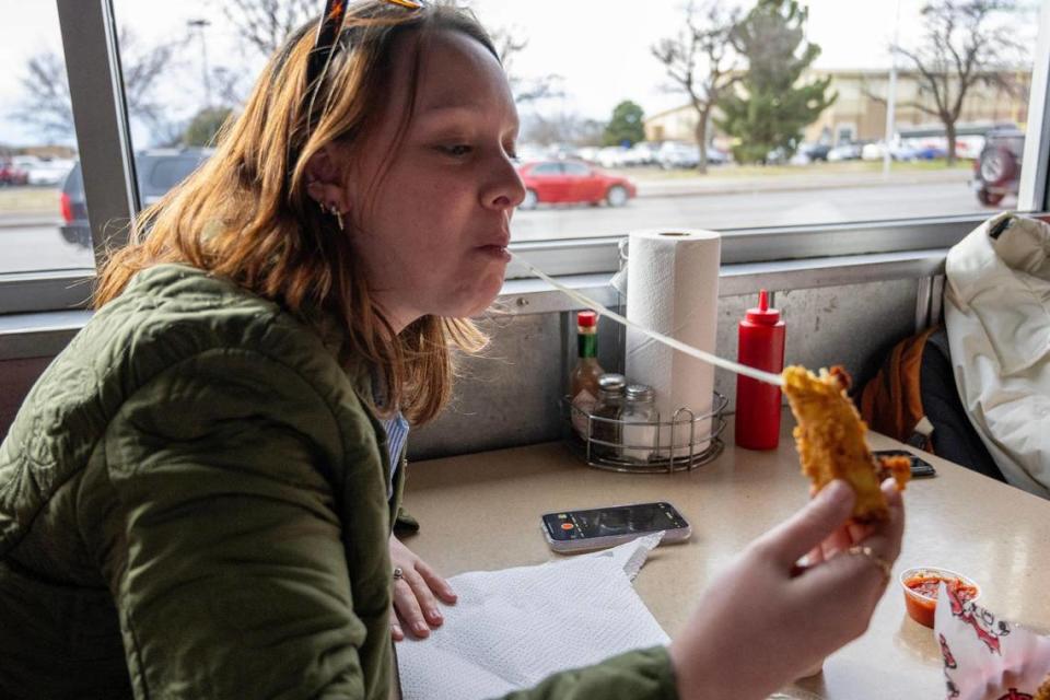 A string of cheese stretches from the famous fried cheese at Spanky’s as Alison Booth, a journalist from the Kansas City Star, indulges at Patrick Mahomes’ favorite restaurant while attending Texas Tech University.
