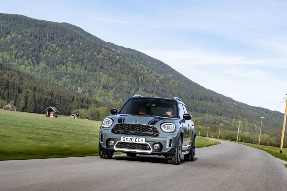 全新 MINI Countryman 專屬車色 Sage Green。