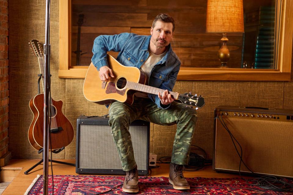 walker hayes posing with his guitar
