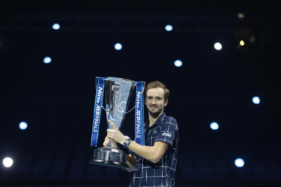 Daniil Medvedev alza el trofeo de campeón de la Copa Masters tras vencer a Dominic Thiem en la final, el domingo 22 de noviembre de 2020, en Londres. (AP Foto/Frank Augstein)
