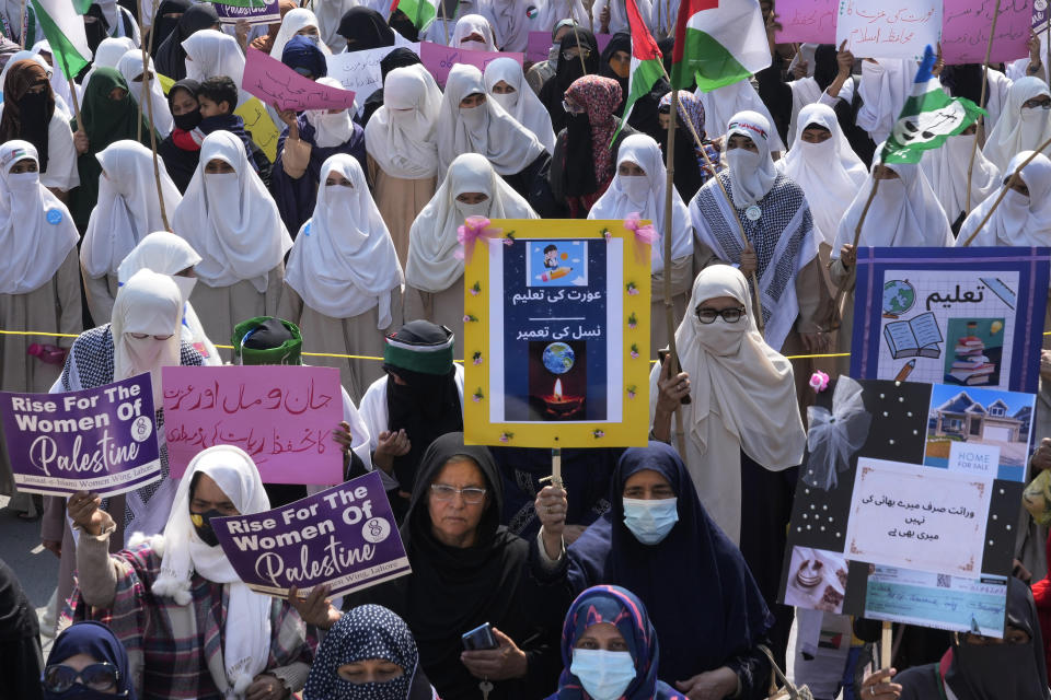 Seguidoras del partido religioso Jamaa-e-Islami participan en una marcha con motivo del Día Internacional de la Mujer, en Lahore, Pakistán, el 8 de marzo de 2024. (AP Foto/K.M. Chaudary)