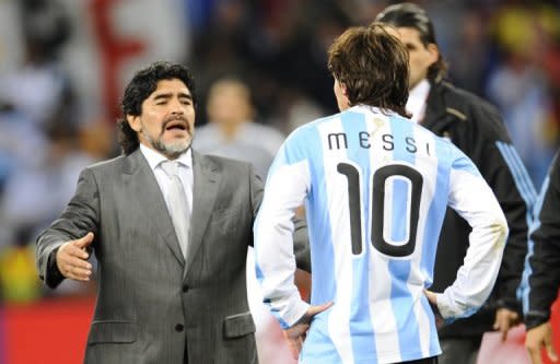 Diego Maradona (I), en su pasaje como entrenador de la selección argentino, espera por el delantero Lionel Messi, tras caer ante Alemania en partido de cuartos de final del Mundial de Sudáfrica, 3 de julio de 2010 en el estadio Green Point de Ciudad del Cabo. (AFP | daniel garcia)