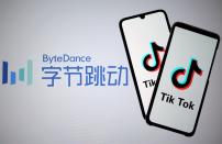 FOTO DE ARCHIVO: Los logotipos de Tik Tok se ven en los smartphones frente a un logotipo de ByteDance en esta ilustración