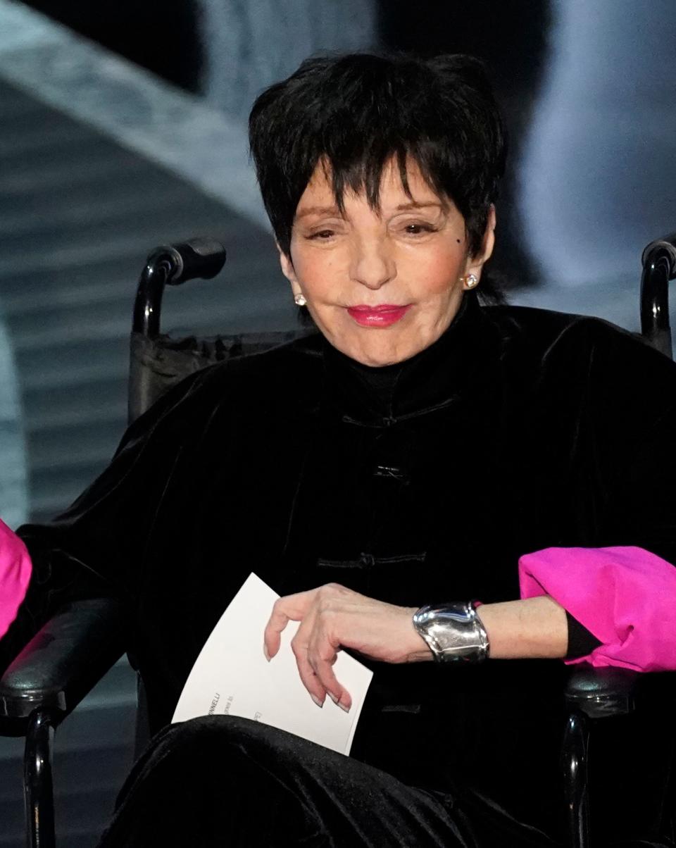 Liza Minnelli presents the award for best picture at the Oscars.