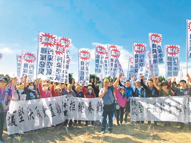 高平里居民群起抗議當地興建養雞場。（呂筱蟬攝）