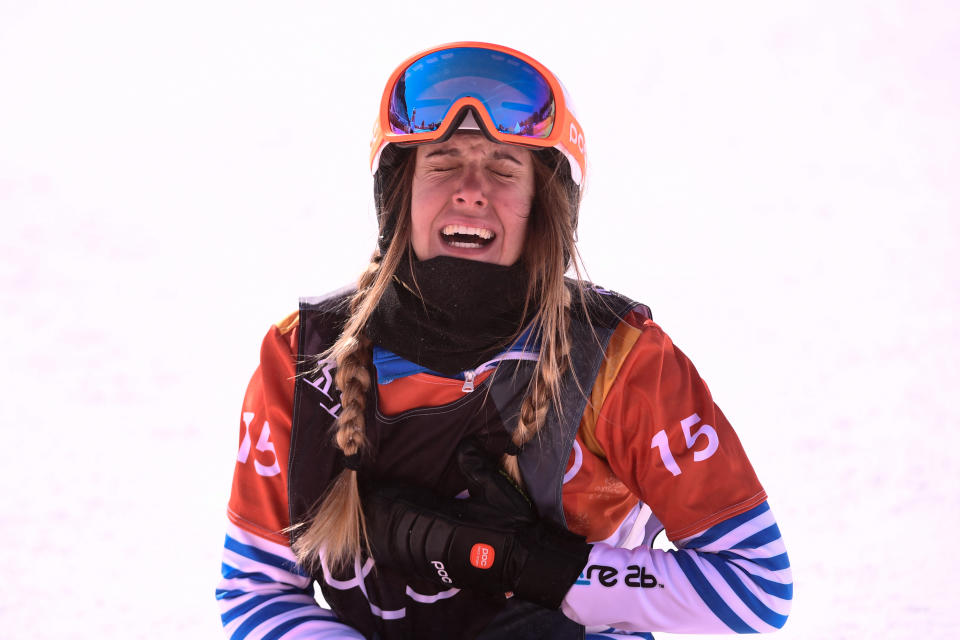 <p>L’émotion de Julia Pereira de Sousa ! Âgée d’à peine 16 ans, la jeune Française a terminé sur la deuxième marche du podium en snowboardcross. Encore trop jeune pour passer son baccalauréat, elle rentrera en France avec une médaille d’argent, la septième pour la délégation française dans ces JO. Elle est devenue, au passage, la plus jeune médaillée française de l’histoire des Jeux d’hiver. (Photo AFP) </p>