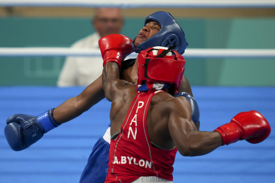 La panameña Atheyna Bylon, al frente, pelea con la brasileña Viviane Dos Santos en los 75kg del boxeo de mujeres de los Juegos Panamericanos en Santiago, Chile, el jueves 26 de octubre 26 de 2023. (AP Foto/Dolores Ochoa)