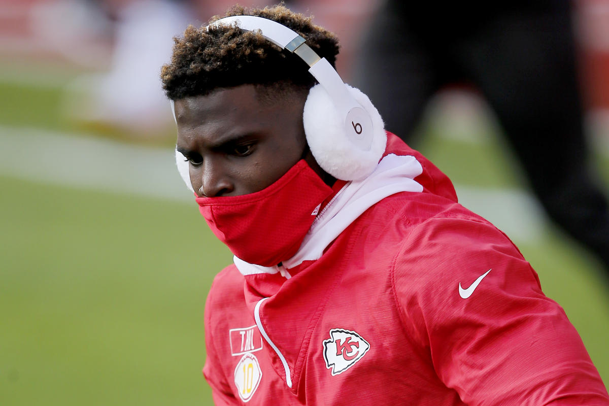 NFL: Tyreek Hill shoves Chiefs WR coach Greg Lewis