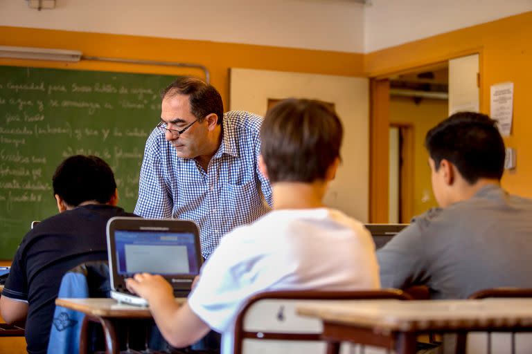 El profesor Miguel Palma da clases en la EEM 1 de 12 utilizando la netbooks del programa Conectar Igualdad