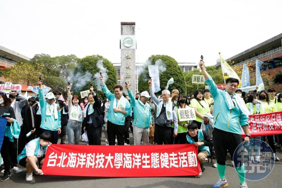  市議員王世堅（前排黑衣）與網紅咪妃（前排粉紅衣）為「海洋生態健走活動」帶領全校師生環繞社子島周邊，了解島頭公園生態環境。