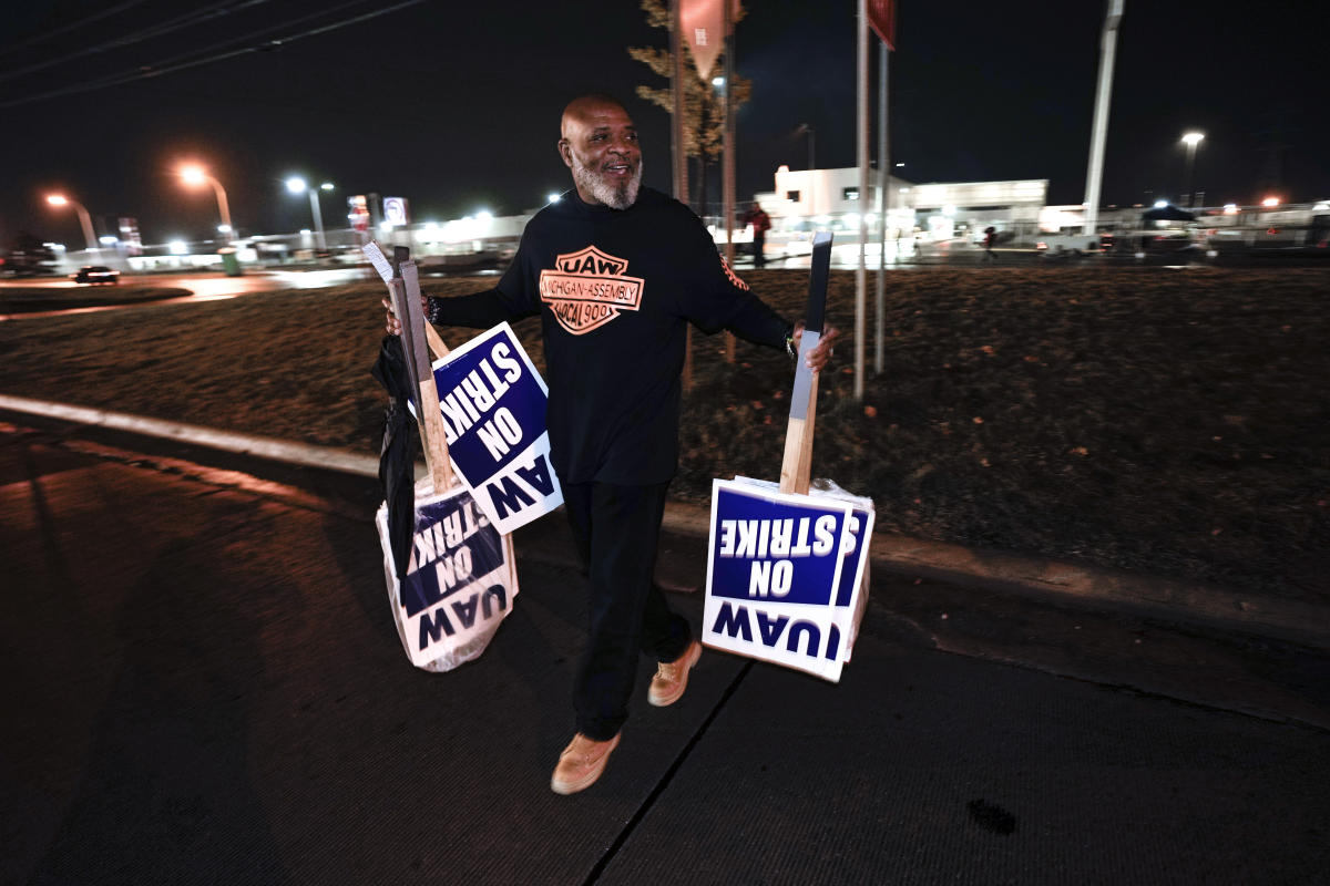 Breaking News: Autoworkers Triumph as Historic Deal Reached with Ford, Signaling Major Progress in Recent Strikes against Detroit Automakers