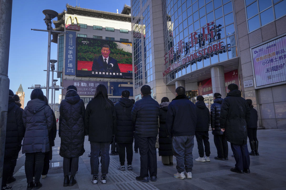 已故中国领导人江泽民在追悼会上表示敬意