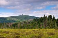 <p>Doch meistens liegt der Brocken in einer nebligen Wolkendecke. Nur selten kommt die Sonne durch. Doch das Warten lohnt sich. Denn dann hat man eine unglaubliche Fernsicht: bei sehr guten Bedingungen bis ins 160 km entfernte Rothaargebirge. Bei exzellenten Bedingungen erkennt man sogar den etwa 224 km entfernten Fichtelberg. Ebenso spannend: die schmalspurige Brockenbahn. (Bild: iStock / LianeM)</p> 