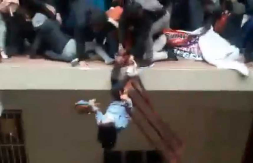 南美洲玻利維亞一所大學的學生，擠爆欄杆集體墜樓。（圖／翻攝自推特／@estendenciavzl）  