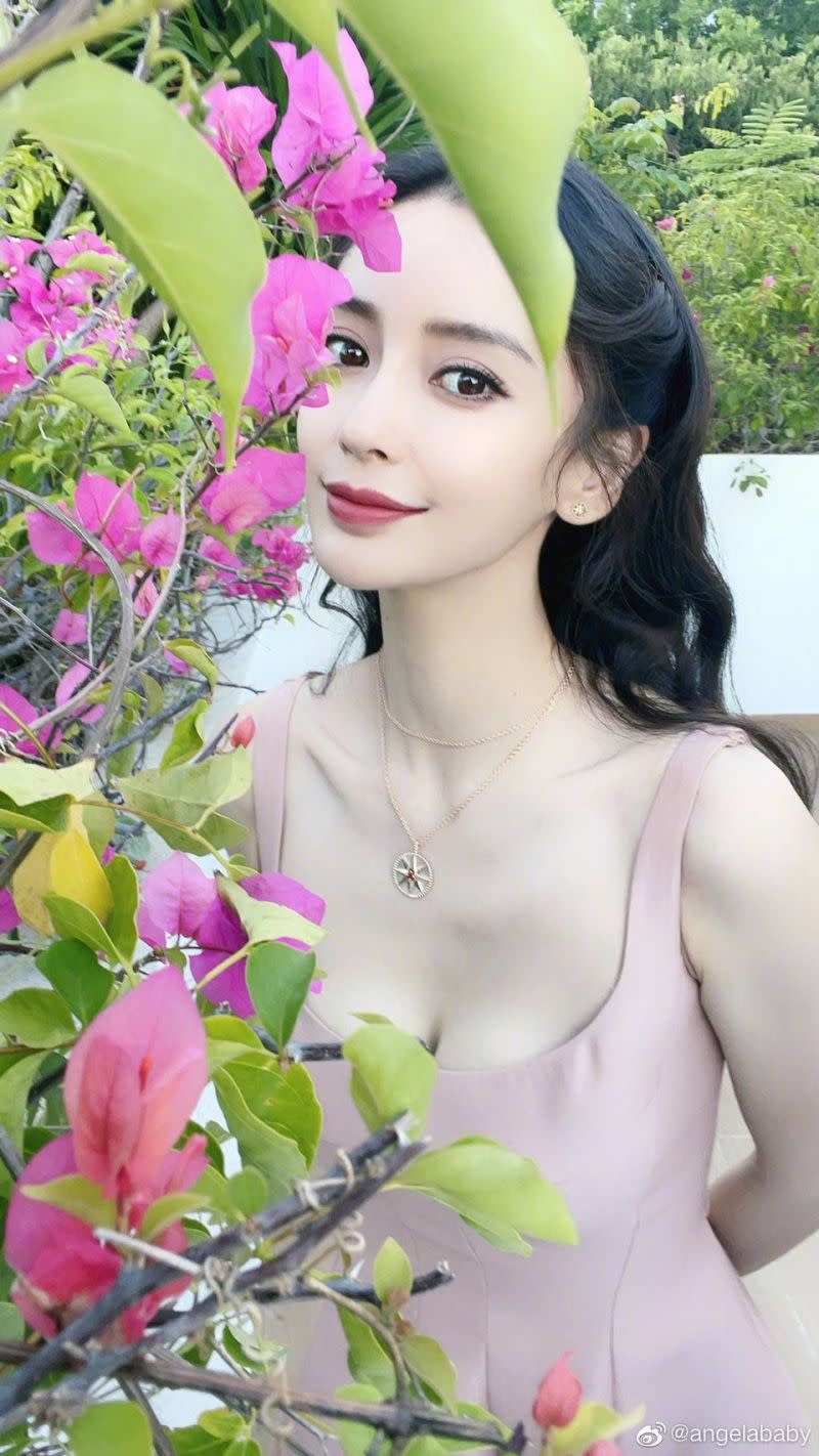 ▲▼baby有多年菸癮。（圖／翻攝自Angelababy、工作室微博）