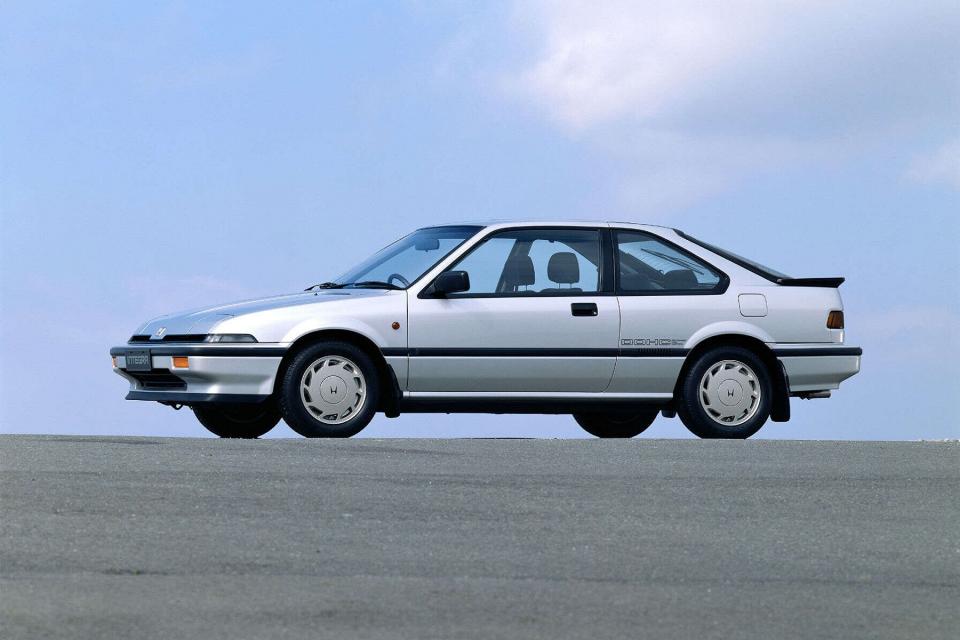 1985年2月名為Honda Quint Integra的全新車系於日本正式亮相，並陸續於北美與歐洲市場銷售以接替Honda Quint停產所留下的空缺，起初僅有三門掀背版本，而這也正是Integra車系的起源。