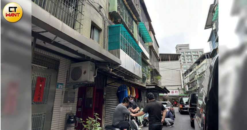 新北市中和區今日驚傳人倫悲劇，一家4口中3人身亡，僅失智的楊姓老翁倖存。（圖/陳柔瑜攝）