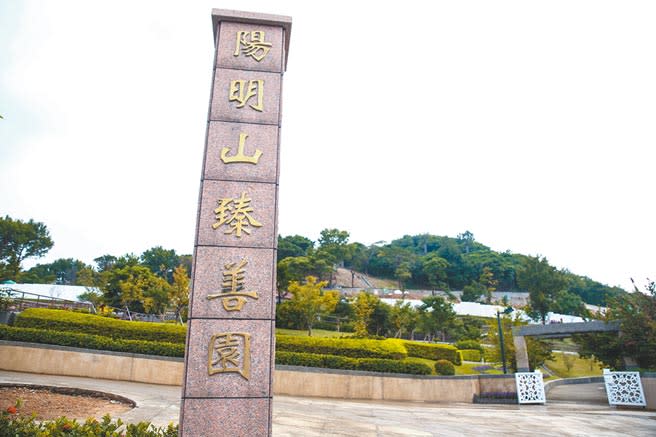 小鬼將長眠在陽明山臻善園，昨進行花葬。（粘耿豪攝）