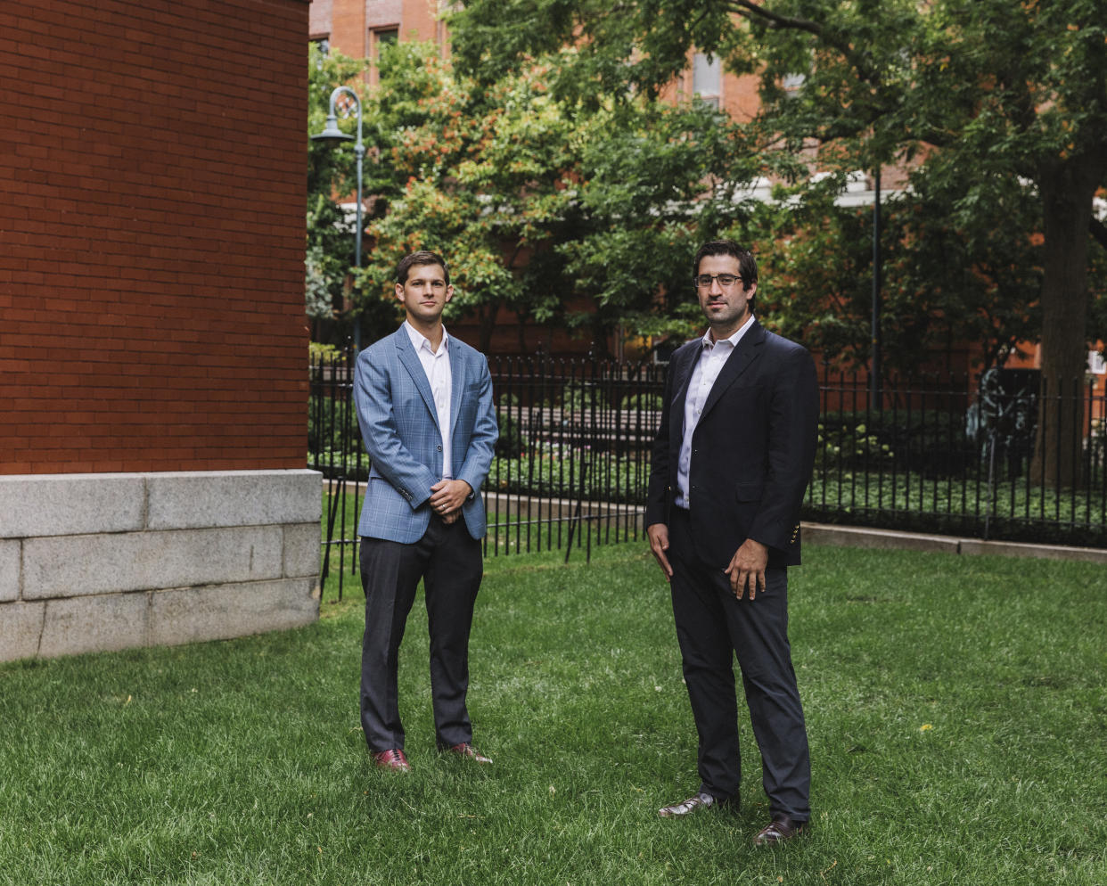 Justin Klee, a la izquierda, y Joshua Cohen, quienes concibieron el AMX0035 cuando eran estudiantes universitarios en la Universidad de Brown, afuera de sus oficinas en Cambridge, Massachusetts, 27 de agosto de 2020. (Cody O'Loughlin/The New York Times)