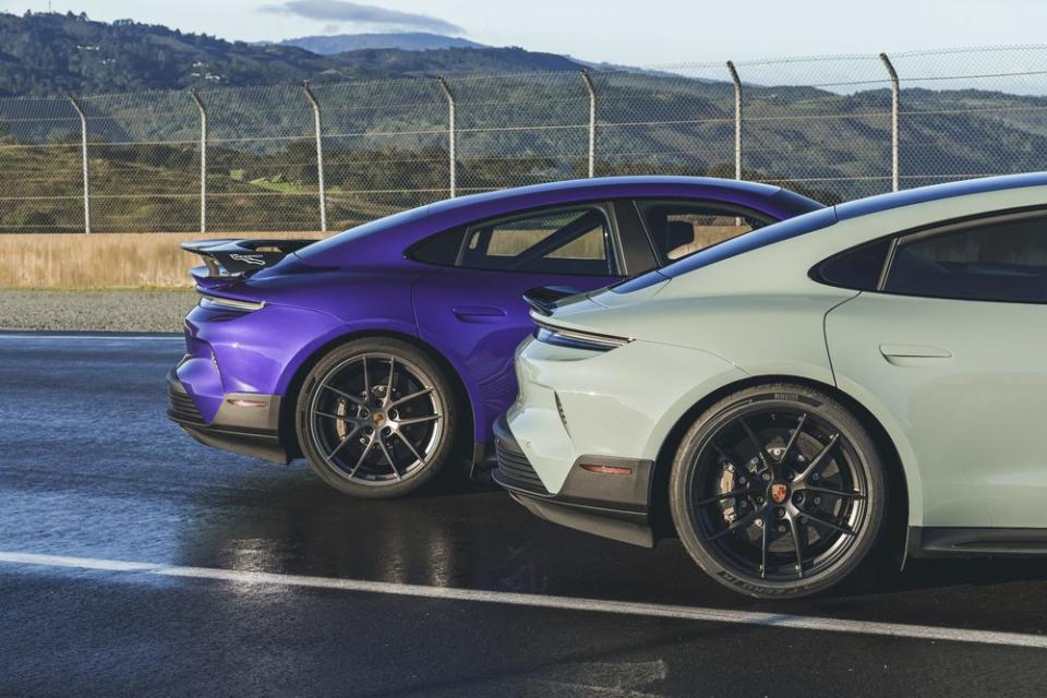全新金屬蒼藍色（Pale Blue Metallic）和金屬紫霞色（Purple Sky Metallic）色調僅供Taycan Turbo GT選用。(圖片提供：Porsche Taiwan)