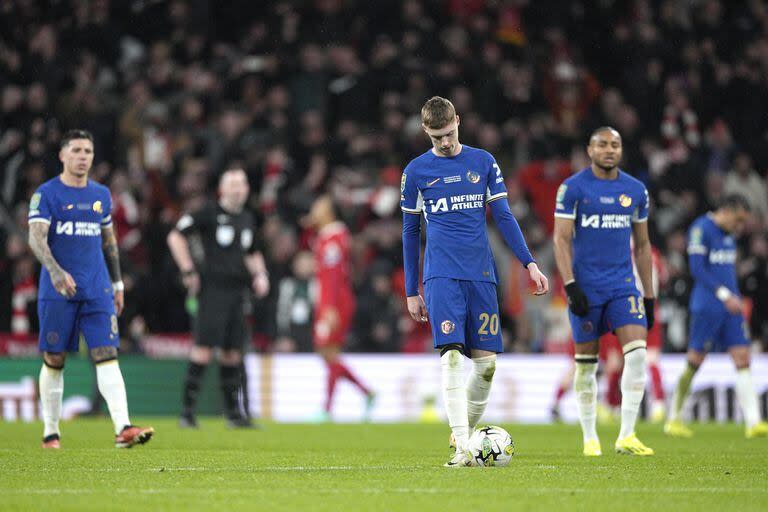 Los jugadores del Chelsea reaccionan decepcionados después de que Virgil van Dijk del Liverpool anotó en la prórroga durante el partido final de la Copa de la Liga inglesa entre Chelsea y Liverpool en el estadio de Wembley en Londres, el domingo 25 de febrero de 2024. (Foto AP/Dave Shopland)
