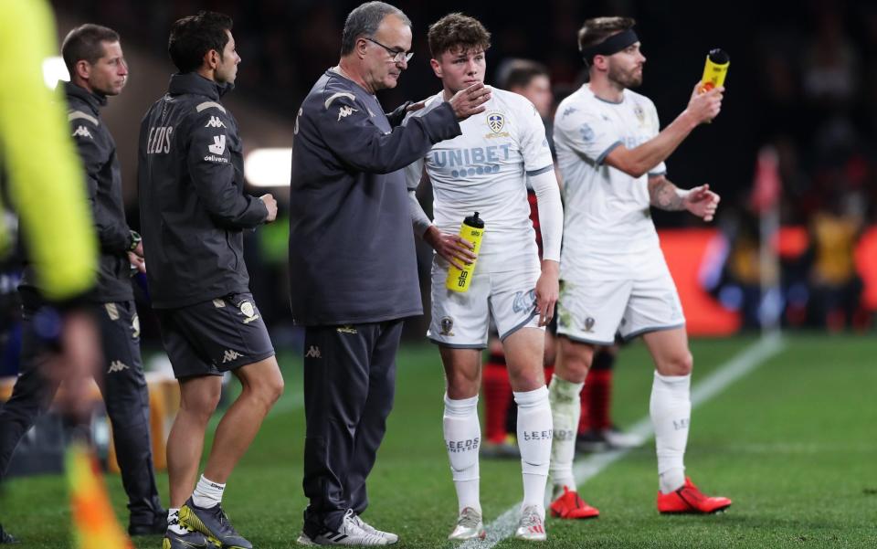 Leeds Inited manager Marcelo Bielsa speaks to Jordan Stevens  - GETTY IMAGES