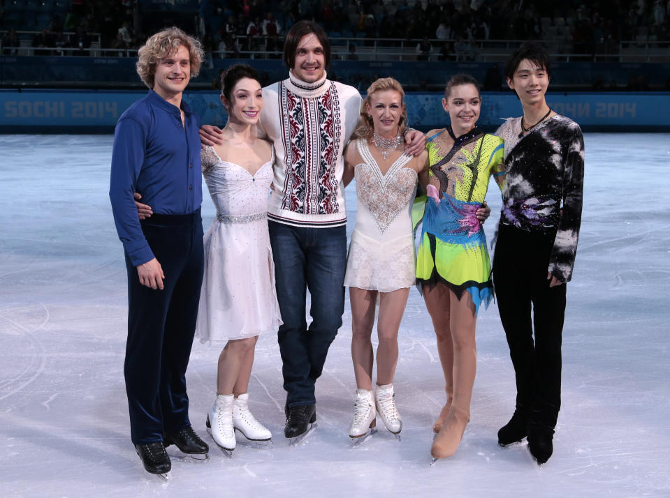 From right, Olympic figure skating gold medallists Yuzuru Hanyu of Japan, Adelina Sotnikova of Russia, Tatiana Volosozhar and Maxim Trankov of Russia, Meryl Davis and Charlie White of the United States pose for a group photograph following the finale of the figure skating exhibition gala at the Iceberg Skating Palace during the 2014 Winter Olympics, Saturday, Feb. 22, 2014, in Sochi, Russia. (AP Photo/Ivan Sekretarev)