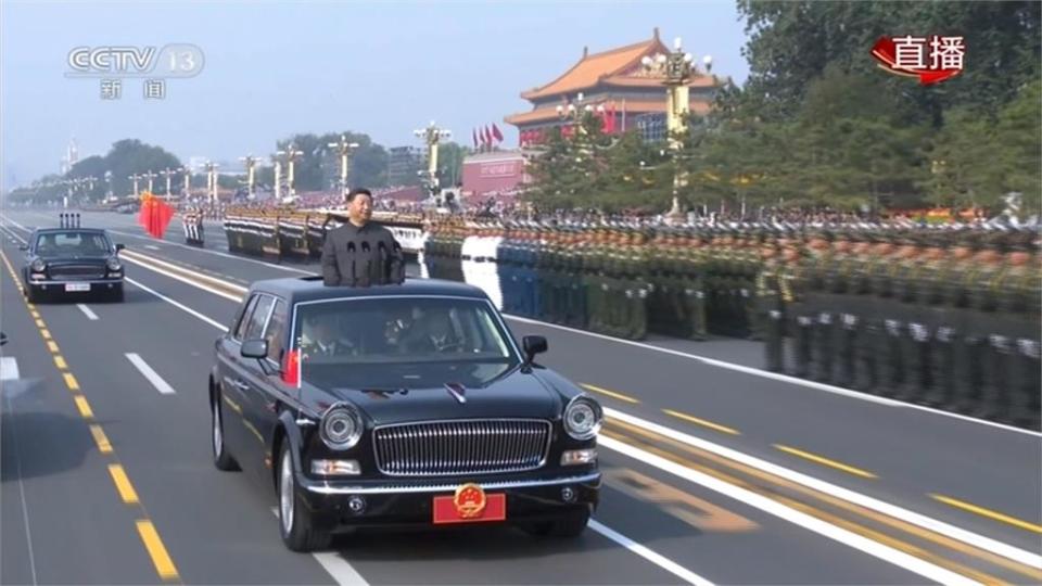 中國國家主席習近平搭乘主閱官座車閱兵。