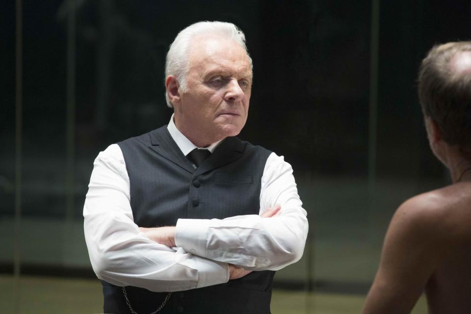 <p>Sein Ableben war ebenso dramatisch wie mysteriös: Dr. Robert Ford (Anthony Hopkins), skrupelloser Gottvater im etwas anderen Freizeitpark "Westworld", wird Opfer seiner eigenen Kunstgeschöpfe. Die zu Bewusstsein gekommenen Androiden erschießen ihn vor den Augen der Investoren. Doch dass der Tod in "Westworld" nicht immer das Ende bedeutet, zeigt sich in der zweiten Staffel - wenn Ford plötzlich erneut Bernard gegenüber steht. (Bild: 2016 Home Box Office, Inc. All rights reserved. HBO)</p> 