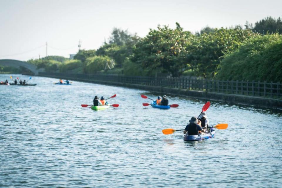 新竹市政府於中秋連假舉辦獨木舟體驗活動，吸引逾兩百人次報名參與。 （記者曾芳蘭攝）