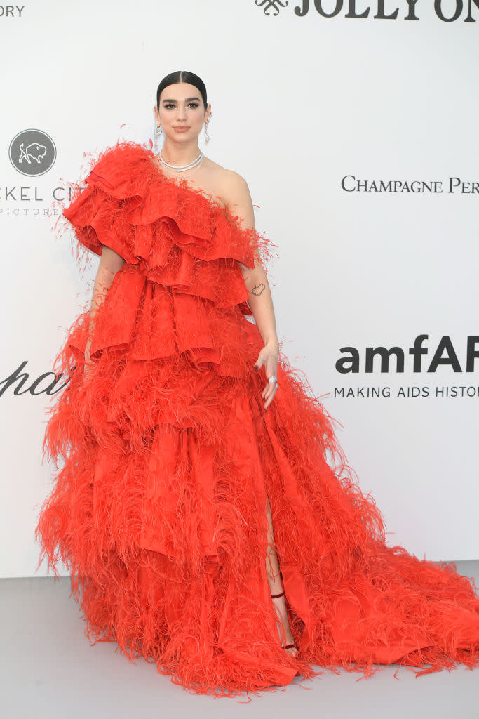 Pour assister au célèbre gala de l’amfAR, Dua Lipa s’est amusée dans une robe capucine. La slasheuse anglo-albanaise a misé sur des volumes volantés et plumés pour un look de danseuse sévillane.