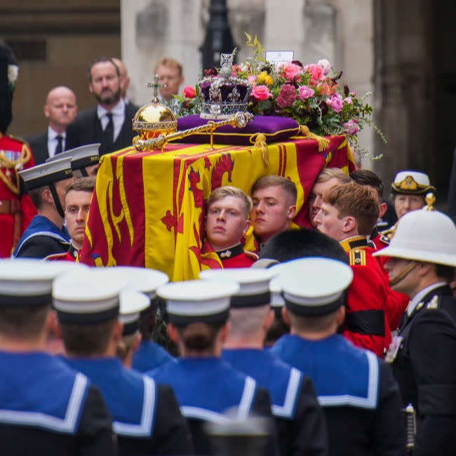 El féretro de Isabel II se prepara para entrar en la abadía de Westminster credit:Bang Showbiz