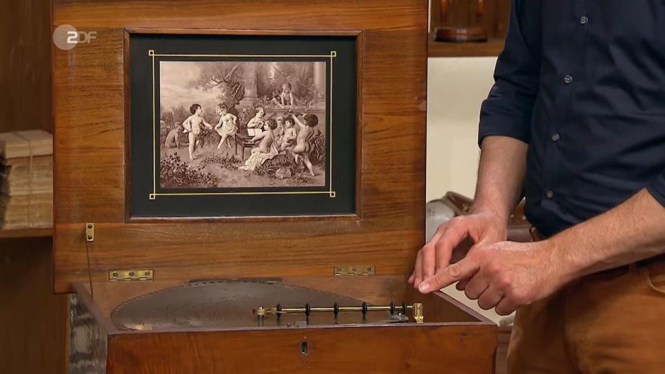 Die weiteren Objekte: Die Polyphon Spieluhr aus der Zeit zwischen 1900 und 1910 mit 17 Lochplatten wurde auf 700 bis 900 Euro geschätzt. (Bild: ZDF)