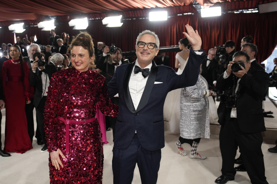 Alice Rohrwacher, izquierda, y Alfonso Cuarón llegan a los Oscar el domingo 12 de marzo de 2023 en el Teatro Dolby en Los Angeles. (Foto AP/John Locher)