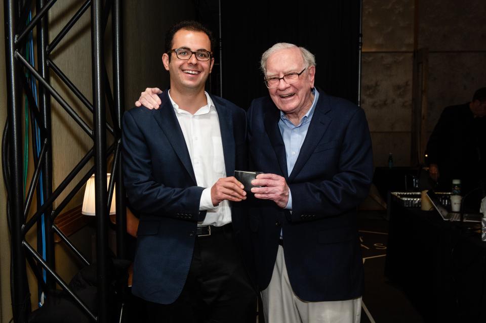 Joshua Browder, left, with the world's most famous investor, Warren Buffet in 2018. Source: Twitter/Joshua Browder
