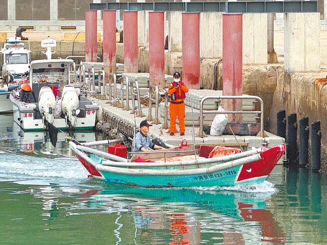 大陸福建海警局18日宣布，在金廈海域開展常態化執法巡查行動，金門縣新湖漁港漁民仍照常出海捕魚。（于家麒攝）