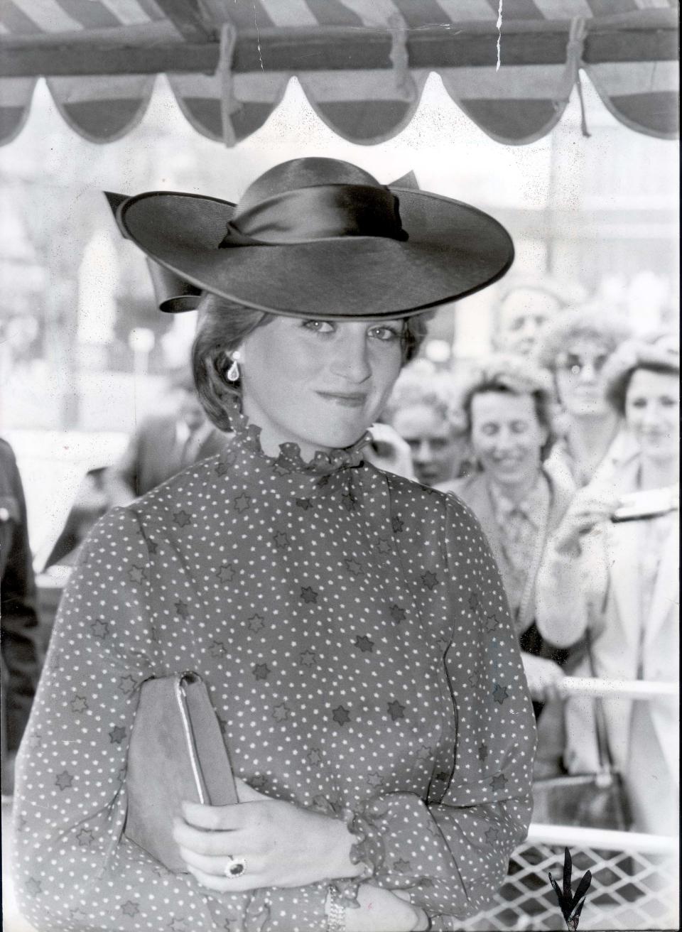 <p>Los sombreros fueron siempre parte del estilo de la familia real, pero Diana le dió un toque especial y sus sombreros solían dar temas de conversación.<br> Crédito: beimages </p>