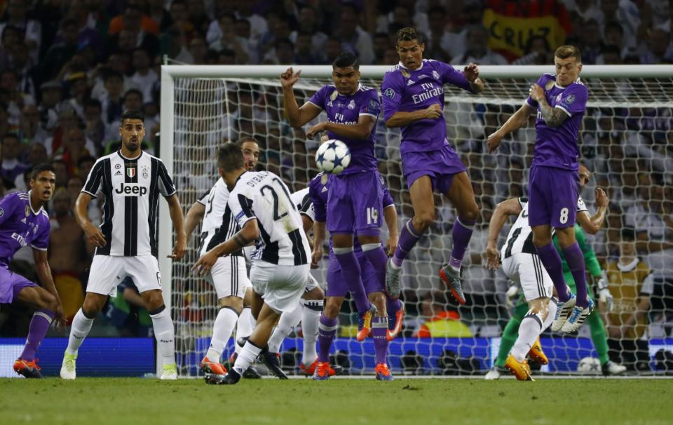 <p>La Juventus parte bene e mostra più aggressività e qualità in campo. Al 20′ però il solito Cristiano Ronaldo trova la rete con una leggerissima deviazione di Bonucci che rende le cose impossibili a Buffon. Sette minuti più tardi è Mandzukic a pareggiare i conti trovando una semirovesciata che sorprende Navas.<br>Nel secondo tempo la Juventus sembra non rientrare in campo. Nel giro di pochi minuti Casemiro trova il 2 a 1 con una deviazione di Khedira, al 60′, e poi Ronaldo fa doppietta al 67′ e firma il 3 a 1.<br>Nel finale espulso Cuadrado per doppia ammonizione rimediata in poco tempo, sebbene il secondo cartellino sia frutto di una sceneggiata di Sergio Ramos.<br>Al 90′ Asenjo trova il 4 a 1 facendo crollare definitivamente la super difesa della Juventus.<br>E il Real Madrid trova la 12a, la seconda consecutiva. </p>